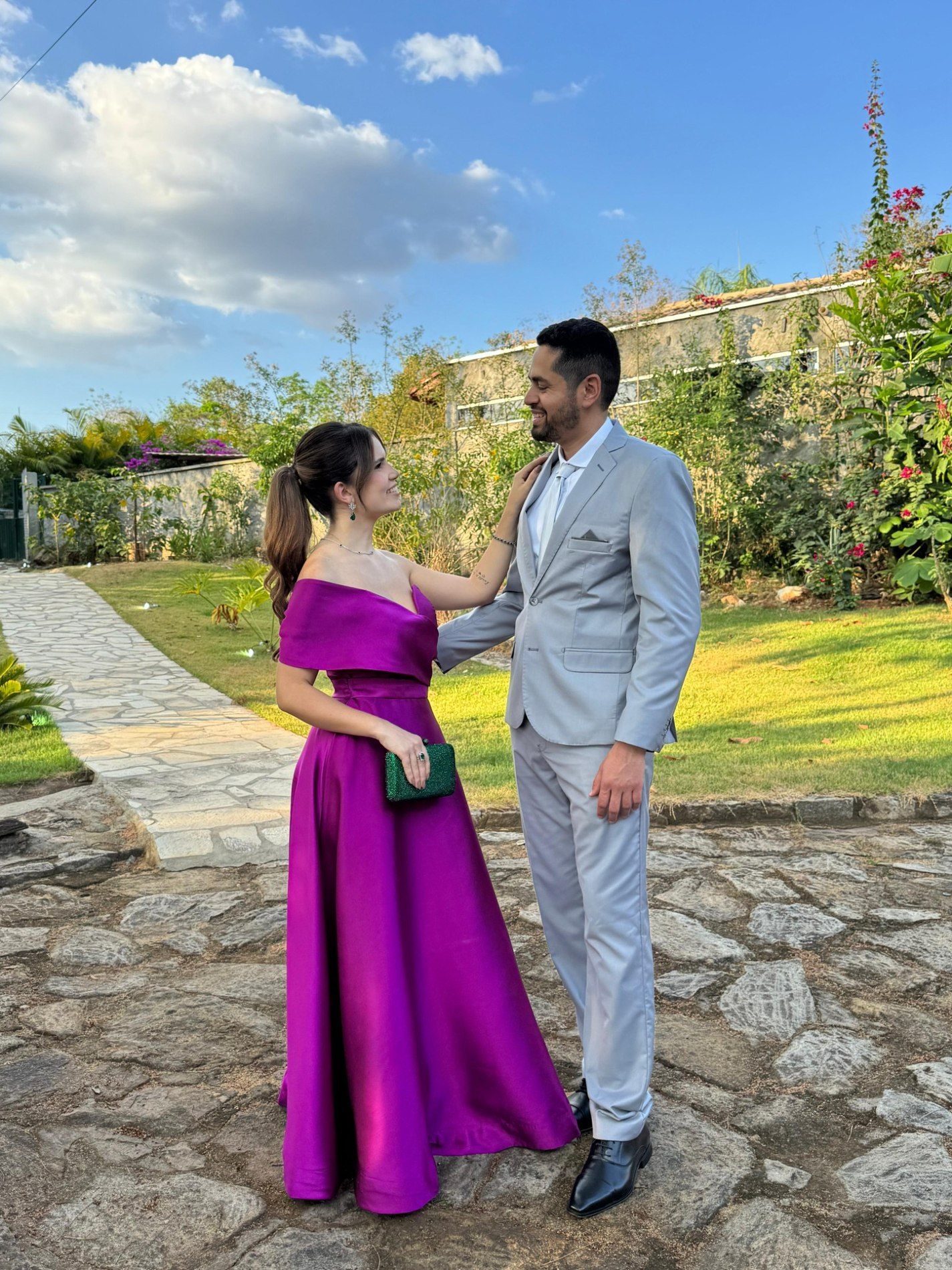Karen e Edison no jardim