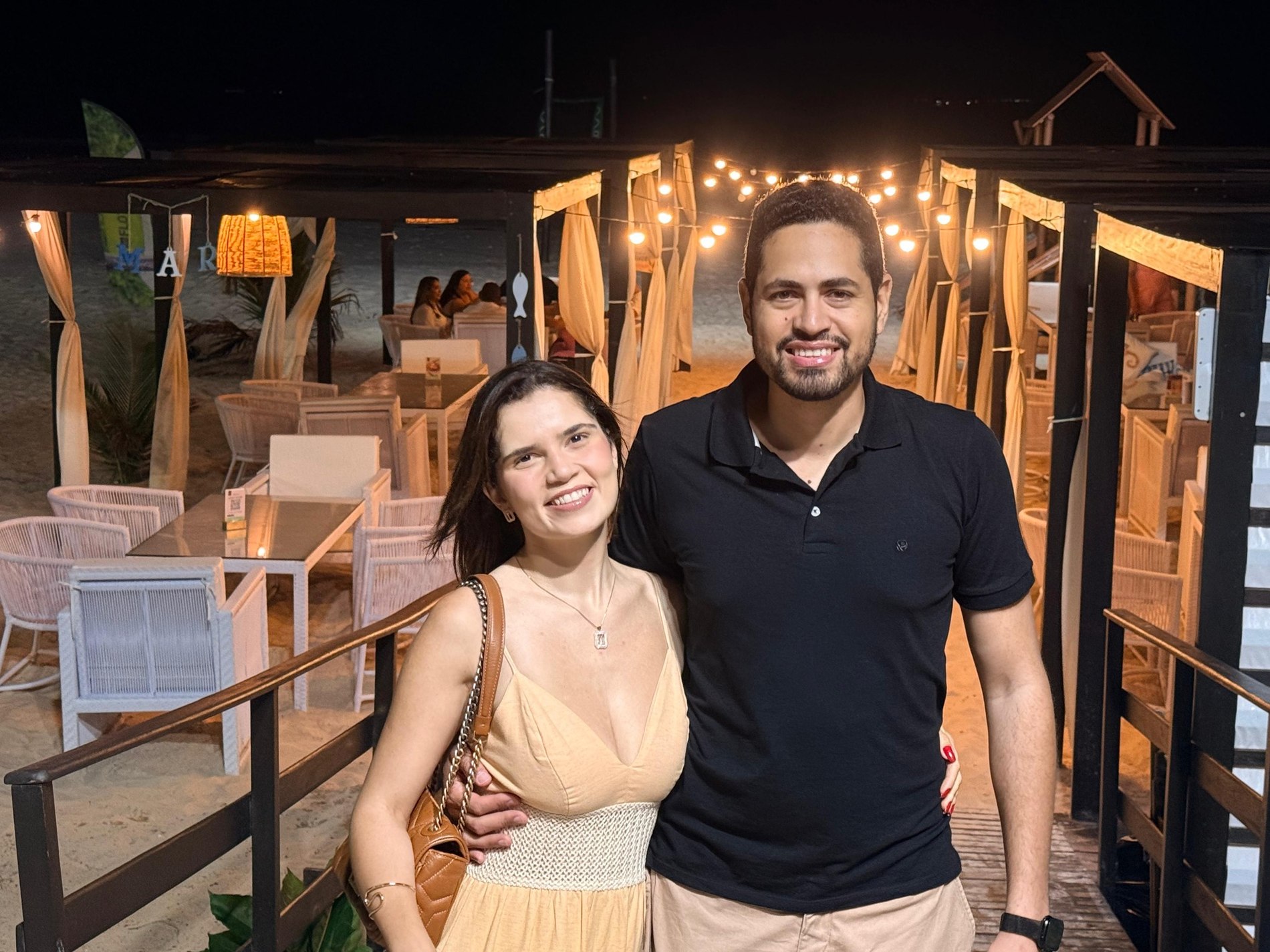Karen e Edison na praia