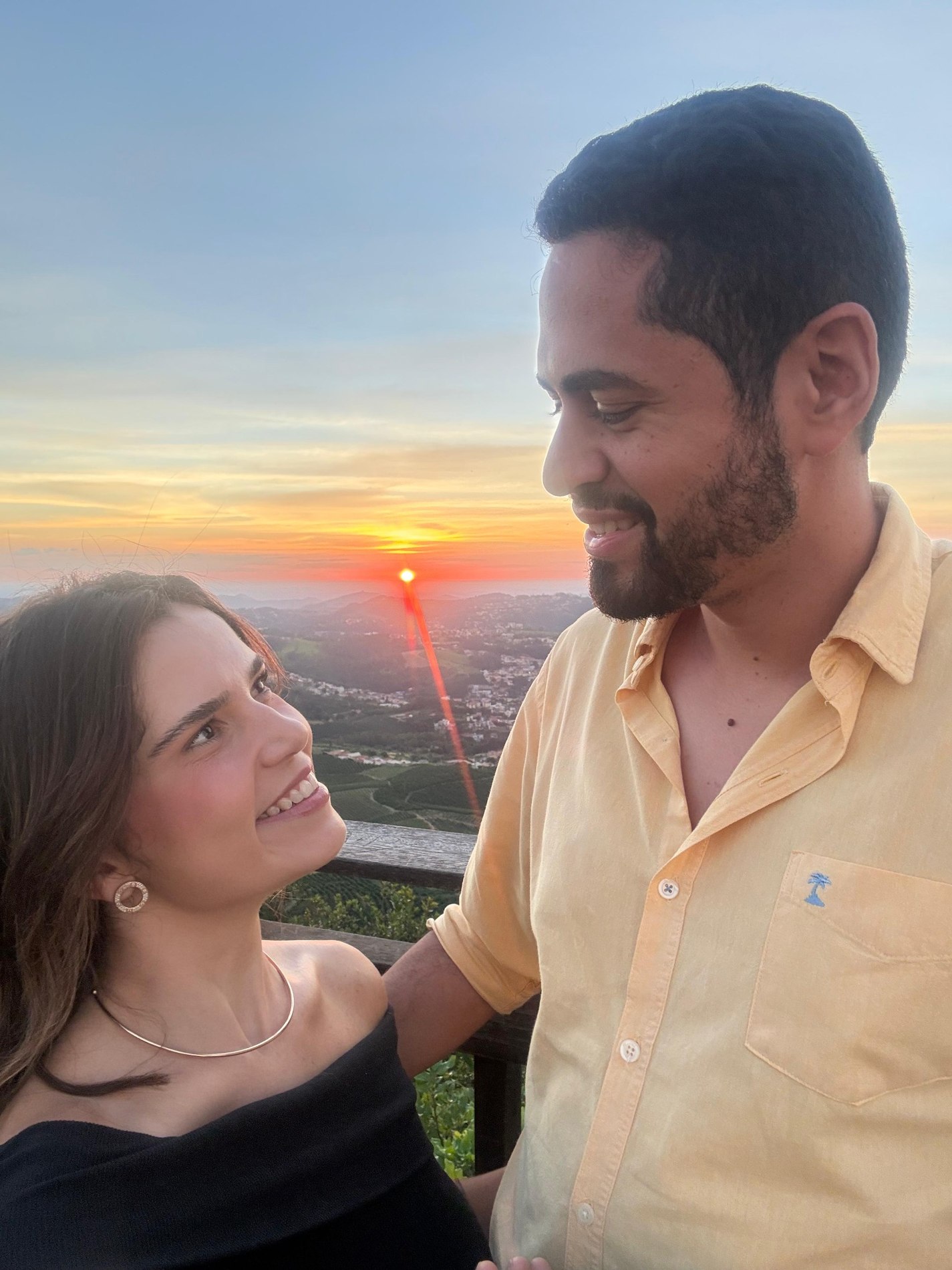 Karen e Edison ao pôr do sol