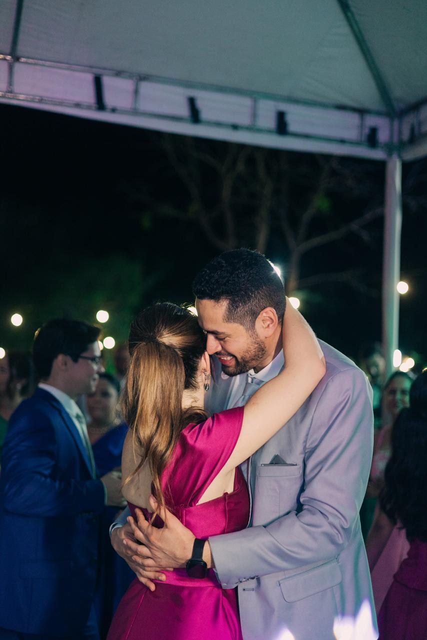 Karen e Edison celebrando o pedido